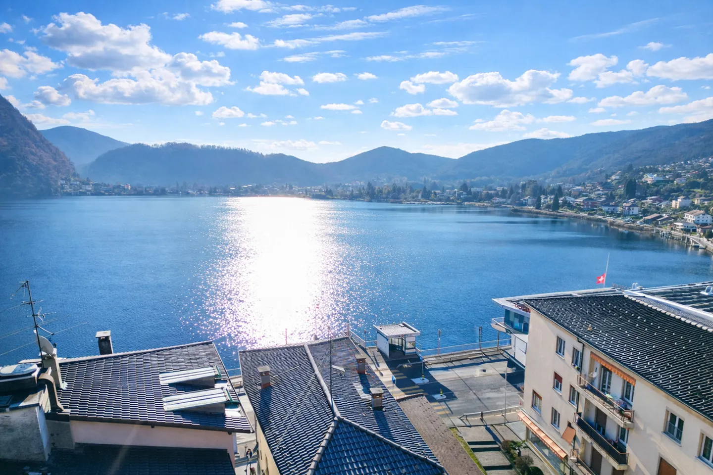 Appartamento completamente ristrutturato con vista lago a Ponte Tresa - Foto 3 di 11