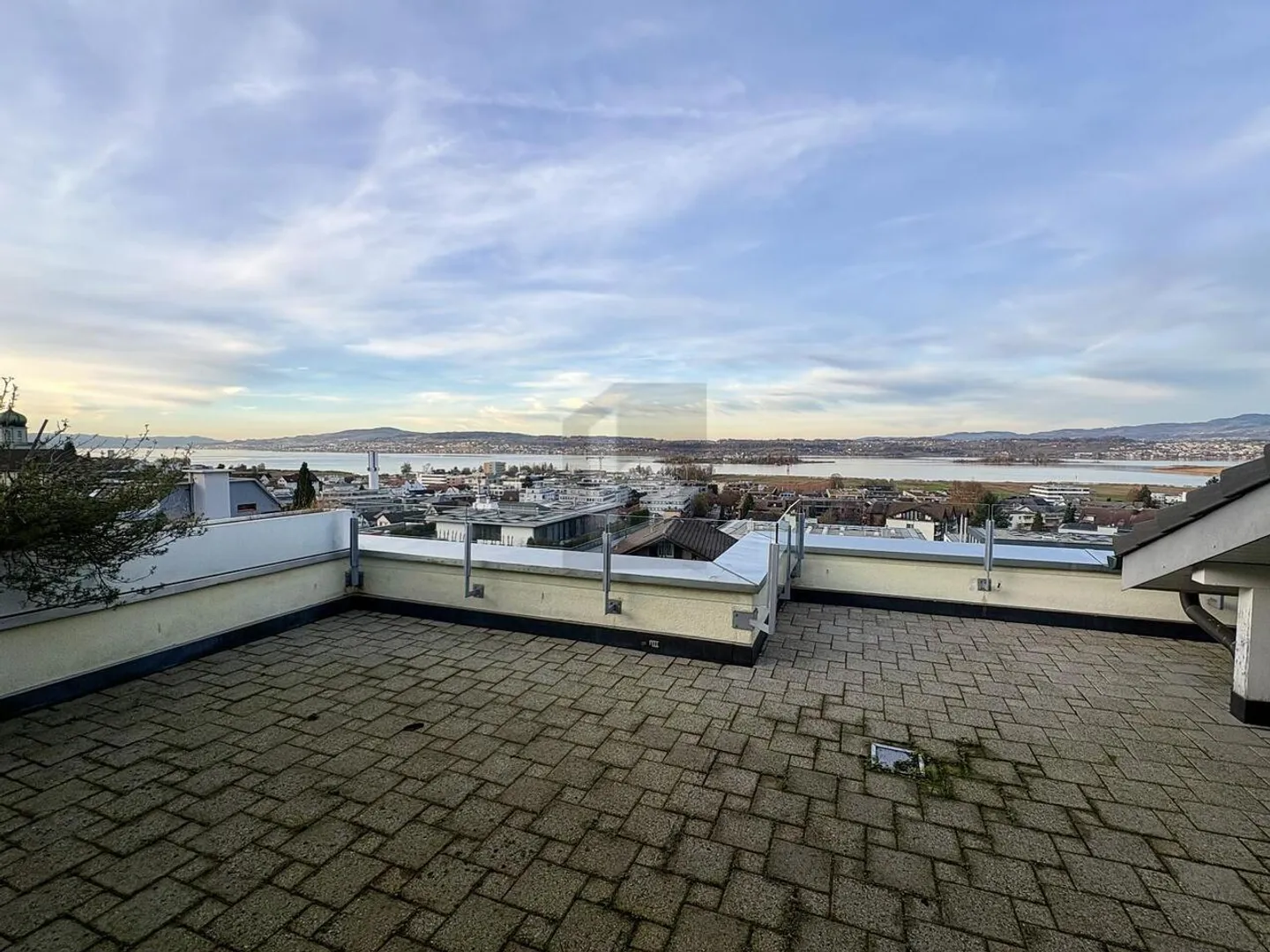 CALME, CENTRAL ET AVEC VUE SUR LE LAC - Photo 2 sur 6