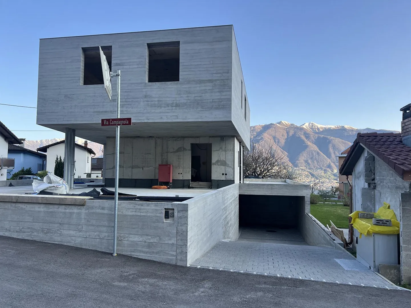 Zone de stationnement couvert Campagnola Vairano - Photo 2 sur 8