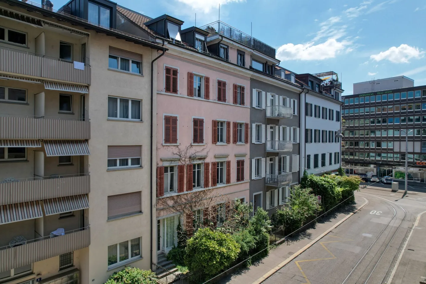 Casa multifamiliare ed edificio cortilizio con grande potenziale in un quartiere popolare - Foto 1 di 7