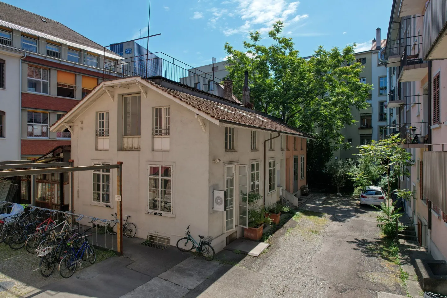 Casa multifamiliare ed edificio cortilizio con grande potenziale in un quartiere popolare - Foto 2 di 7