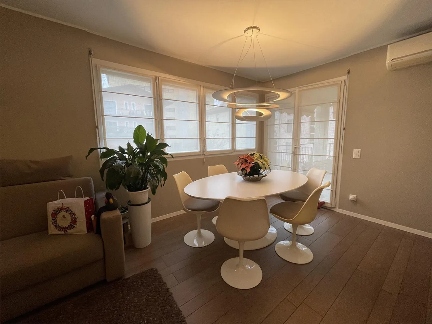 Elegant and spacious 2.5-room apartment with large garage - Photo 2 of 13