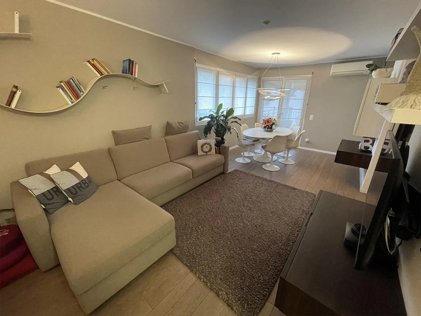 Elegant and spacious 2.5-room apartment with large garage - Photo 3 of 13