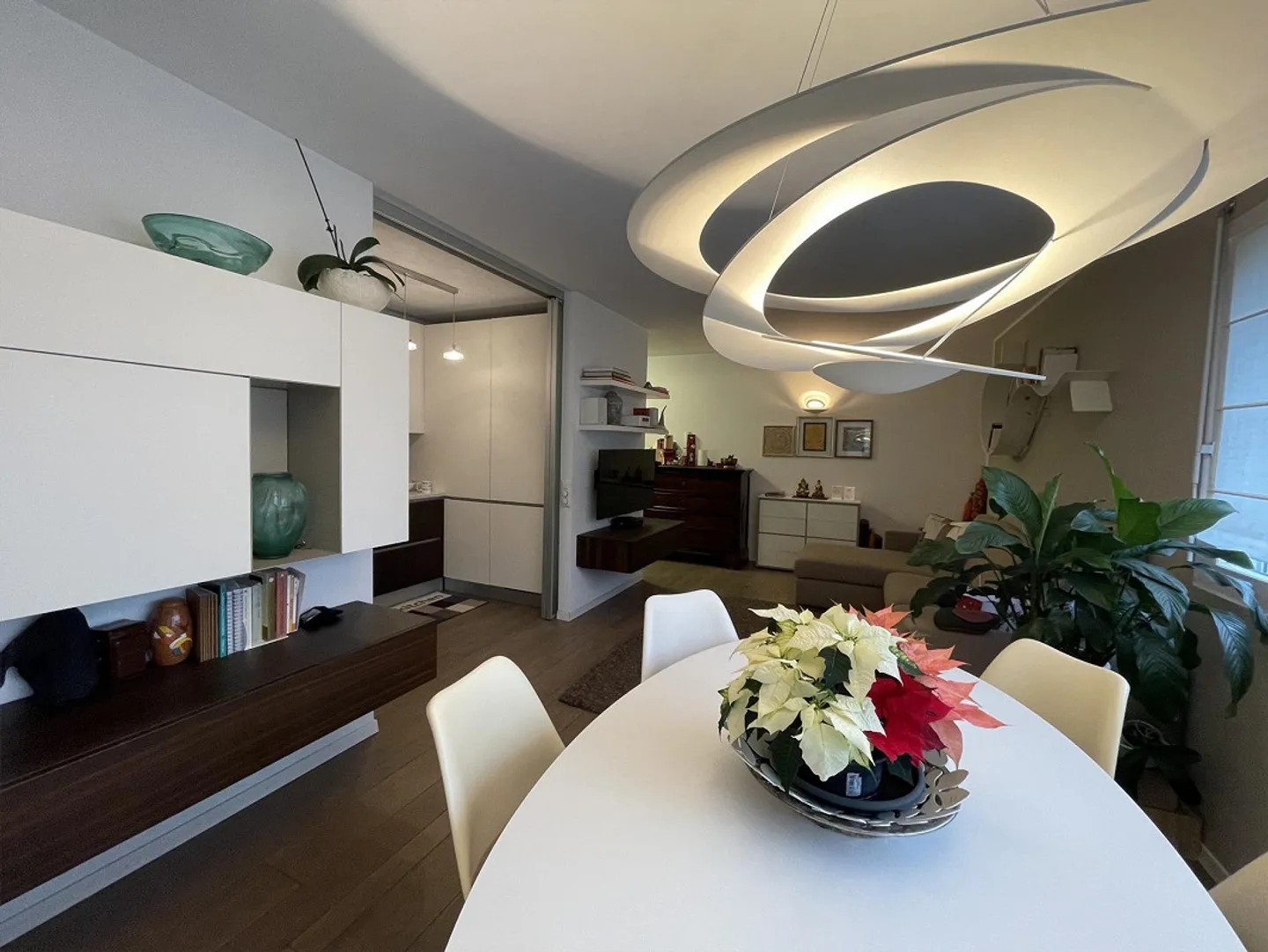 Elegant and spacious 2.5-room apartment with large garage - Photo 5 of 13