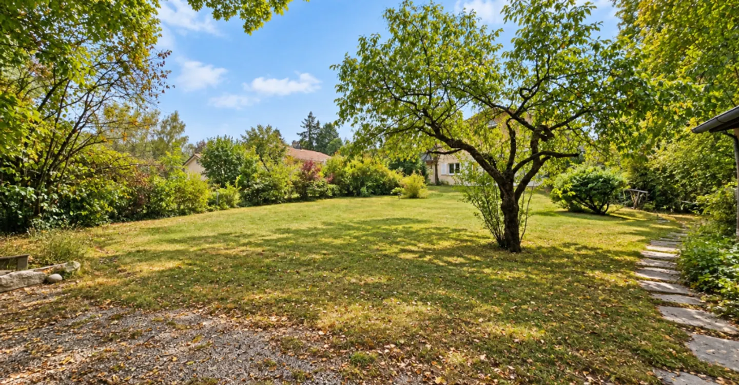 Rare 5-room apartment with private garden of 500 m² - Photo 2 of 7