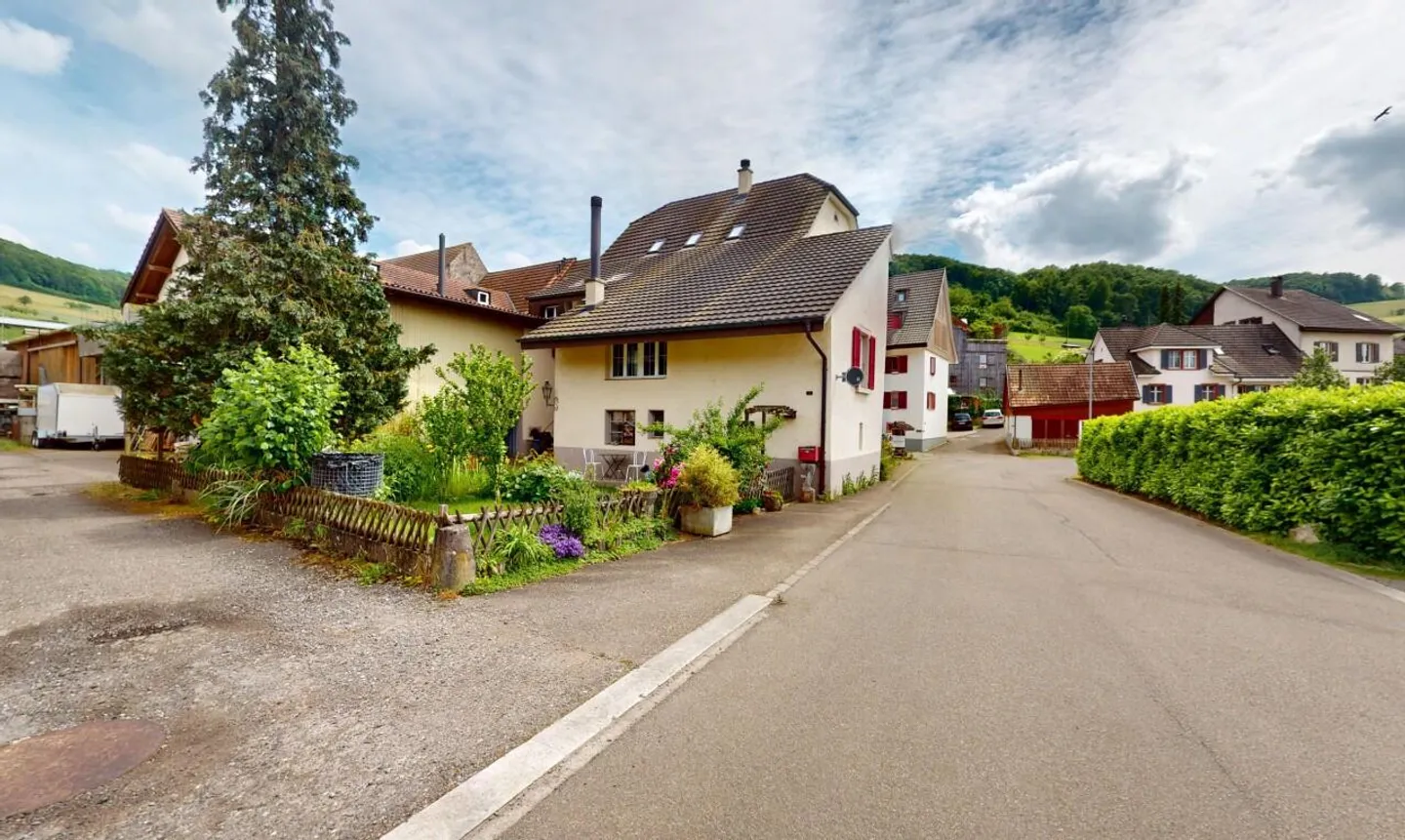 Ampia casa multigenerazionale con grande potenziale a Maisprach - Foto 2 di 13