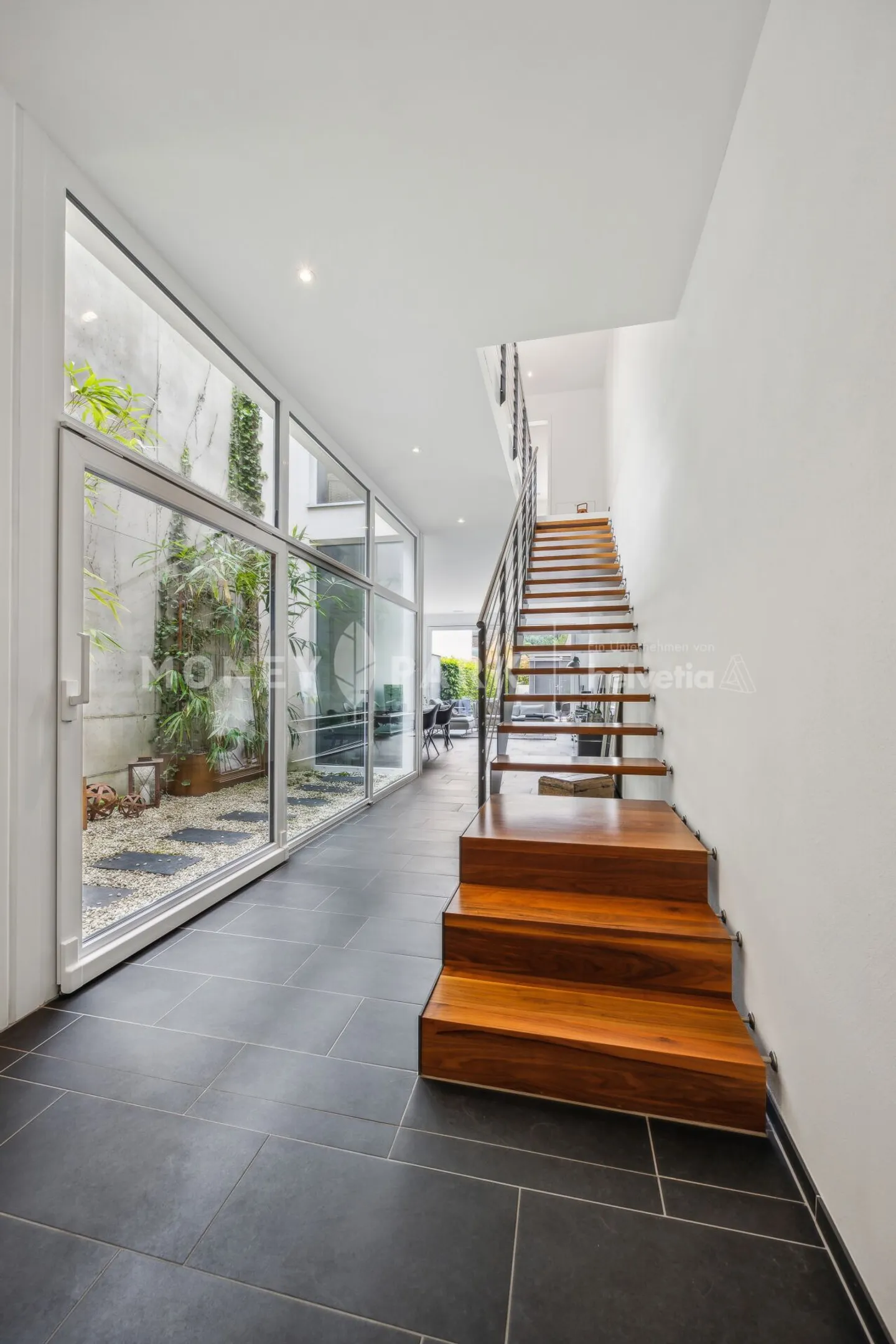 Casa a schiera moderna con atrio, terrazza e giardino - Foto 2 di 14