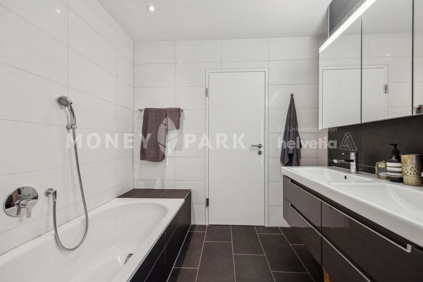 Casa a schiera moderna con atrio, terrazza e giardino - Foto 8 di 14