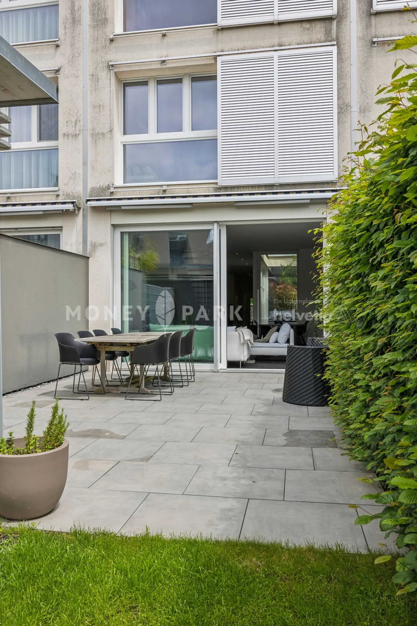 Casa a schiera moderna con atrio, terrazza e giardino - Foto 9 di 14