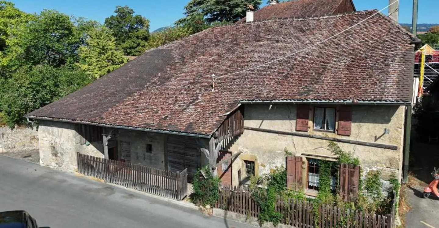 Charaktervolle Dorf-Farm zur Neugestaltung im Herzen von Areuse - Foto 1 von 11