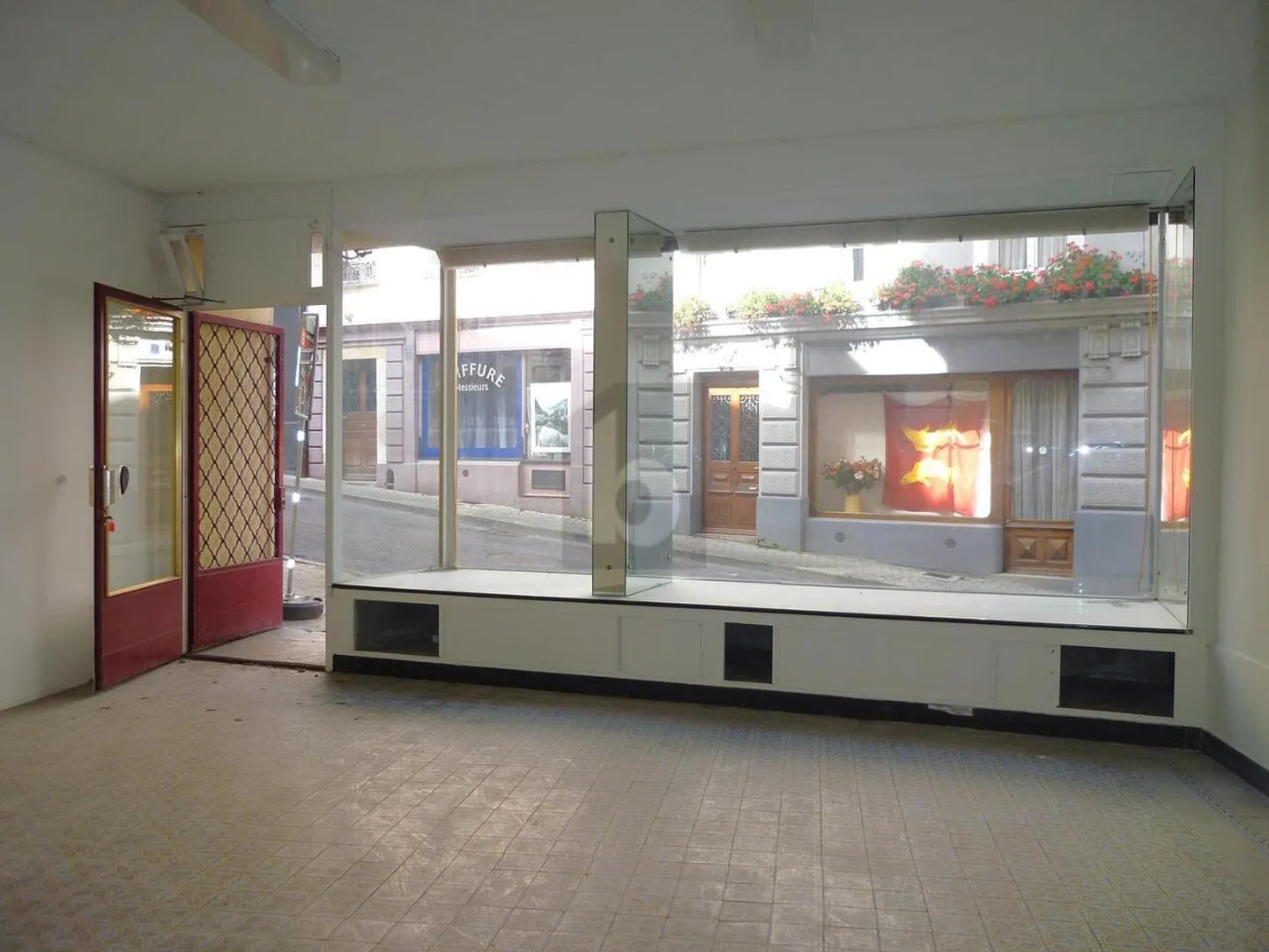 NEL CENTRO CITTADINO CON BELLA VETRINA - Foto 3 di 6