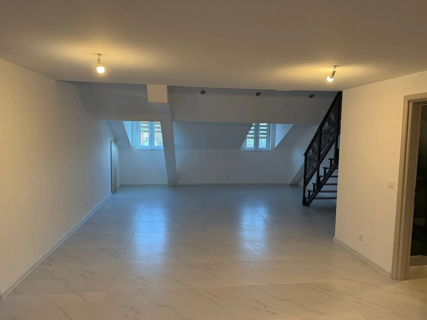 Magnificent and charming 5-room duplex in a historic building in Agiez - Photo 3 of 9