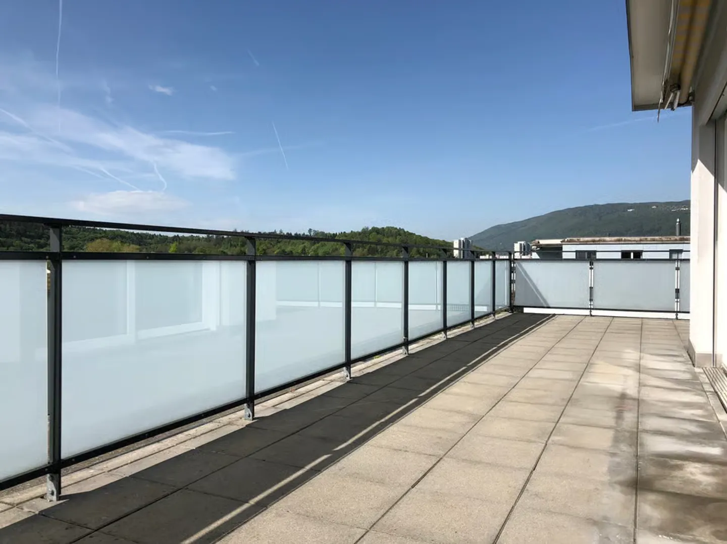 Bright 3-room penthouse apartment with balcony and Minergie certificate in Biel - Photo 1 of 9