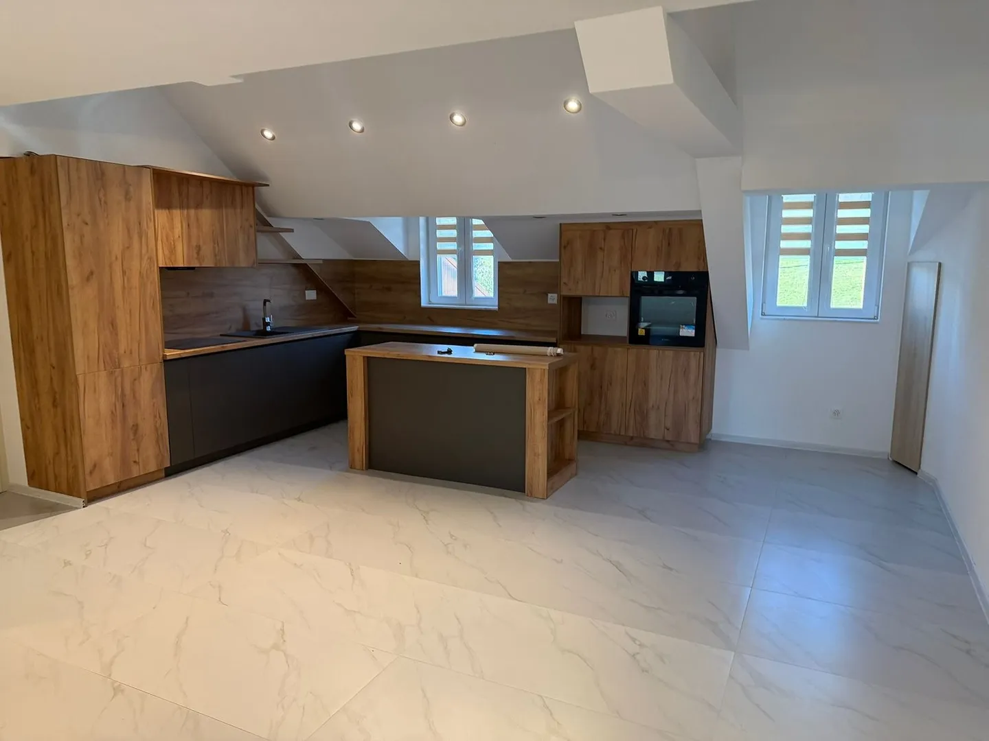 Magnificent and charming 5-room duplex in a historic building in Agiez - Photo 2 of 9