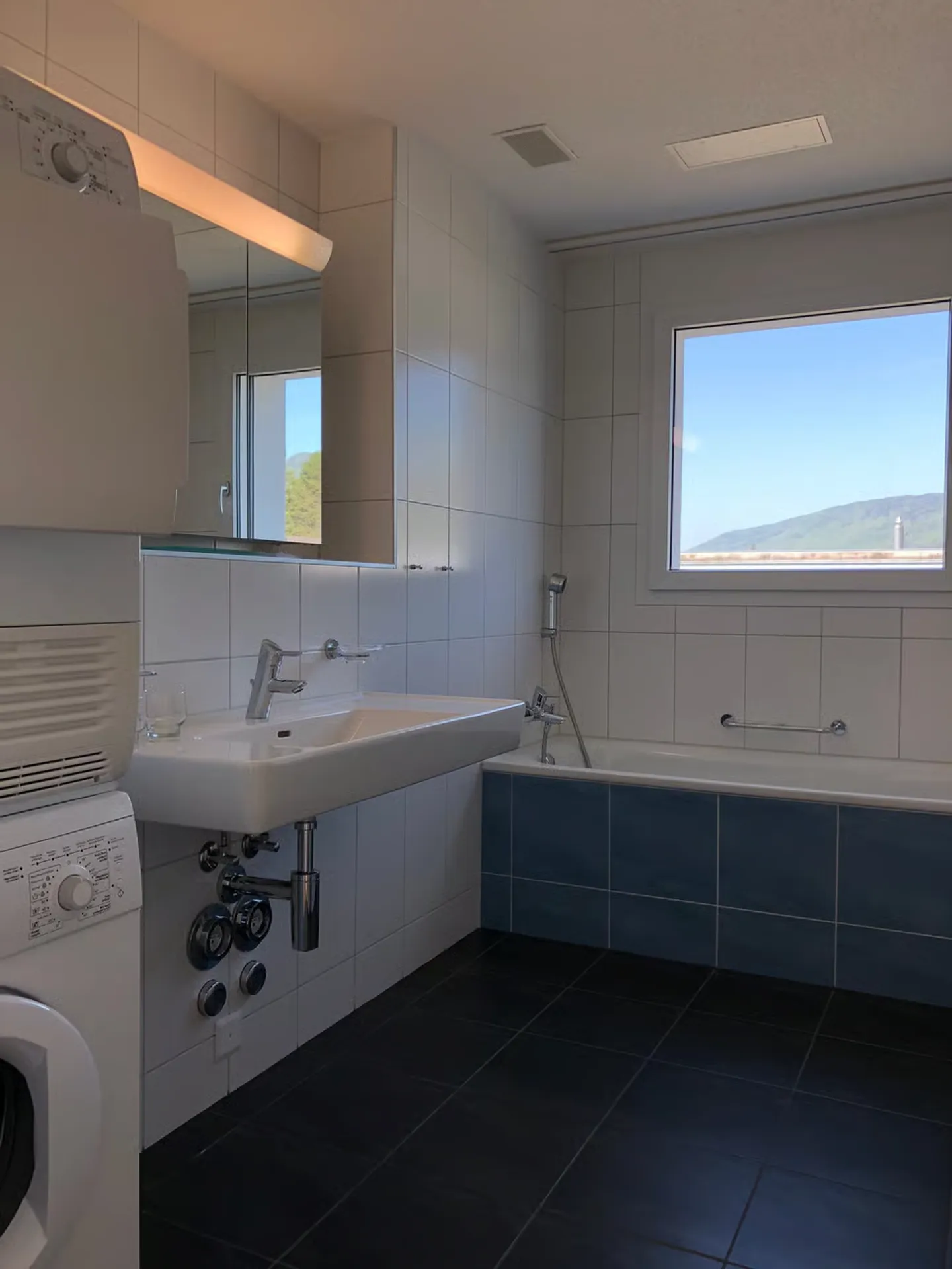 Bright 3-room penthouse apartment with balcony and Minergie certificate in Biel - Photo 3 of 9