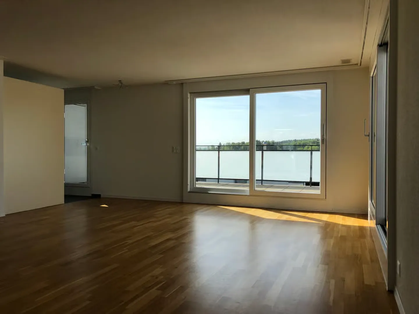 Bright 3-room penthouse apartment with balcony and Minergie certificate in Biel - Photo 4 of 9