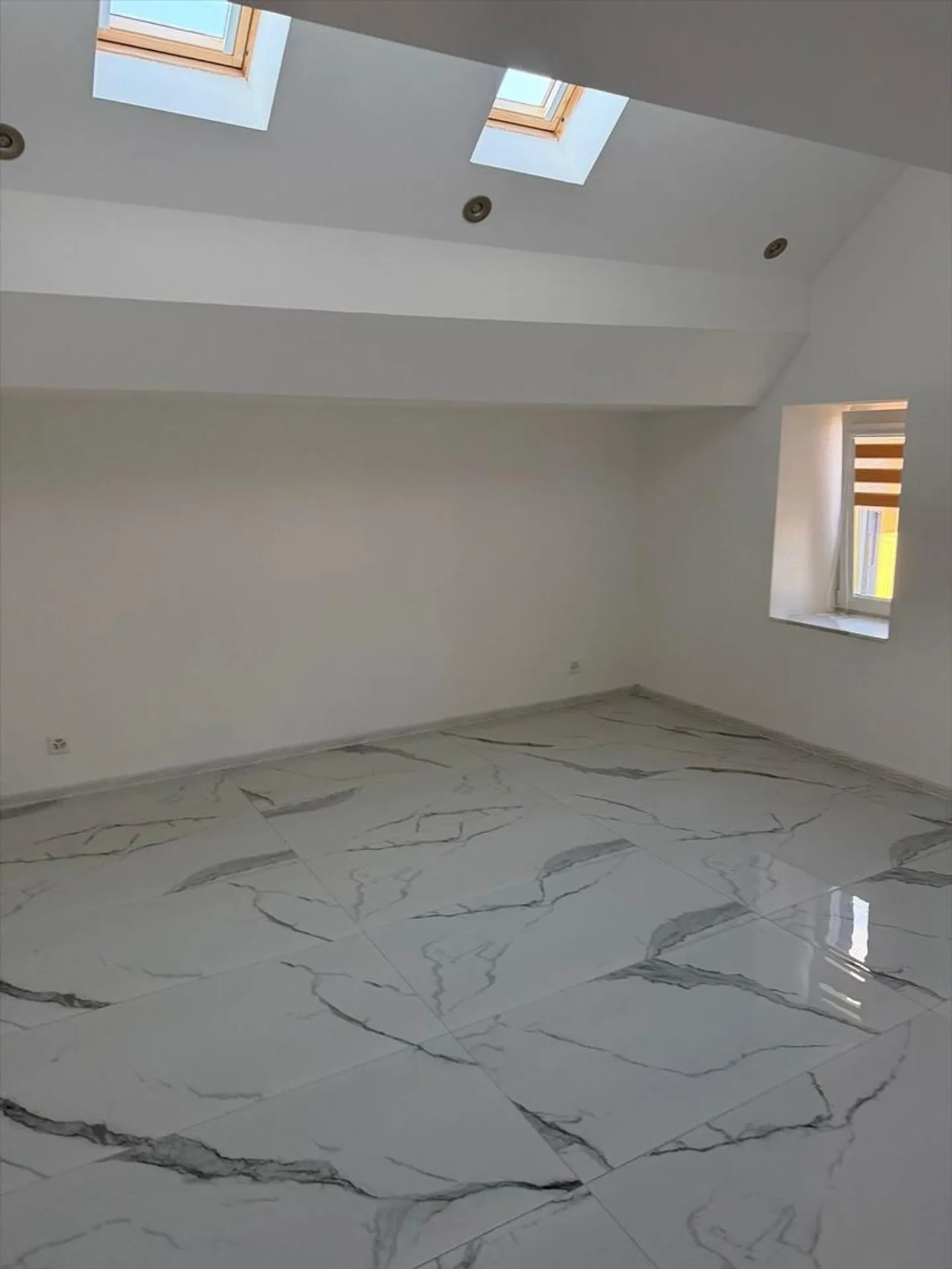 Magnificent and charming 5-room duplex in a historic building in Agiez - Photo 7 of 9