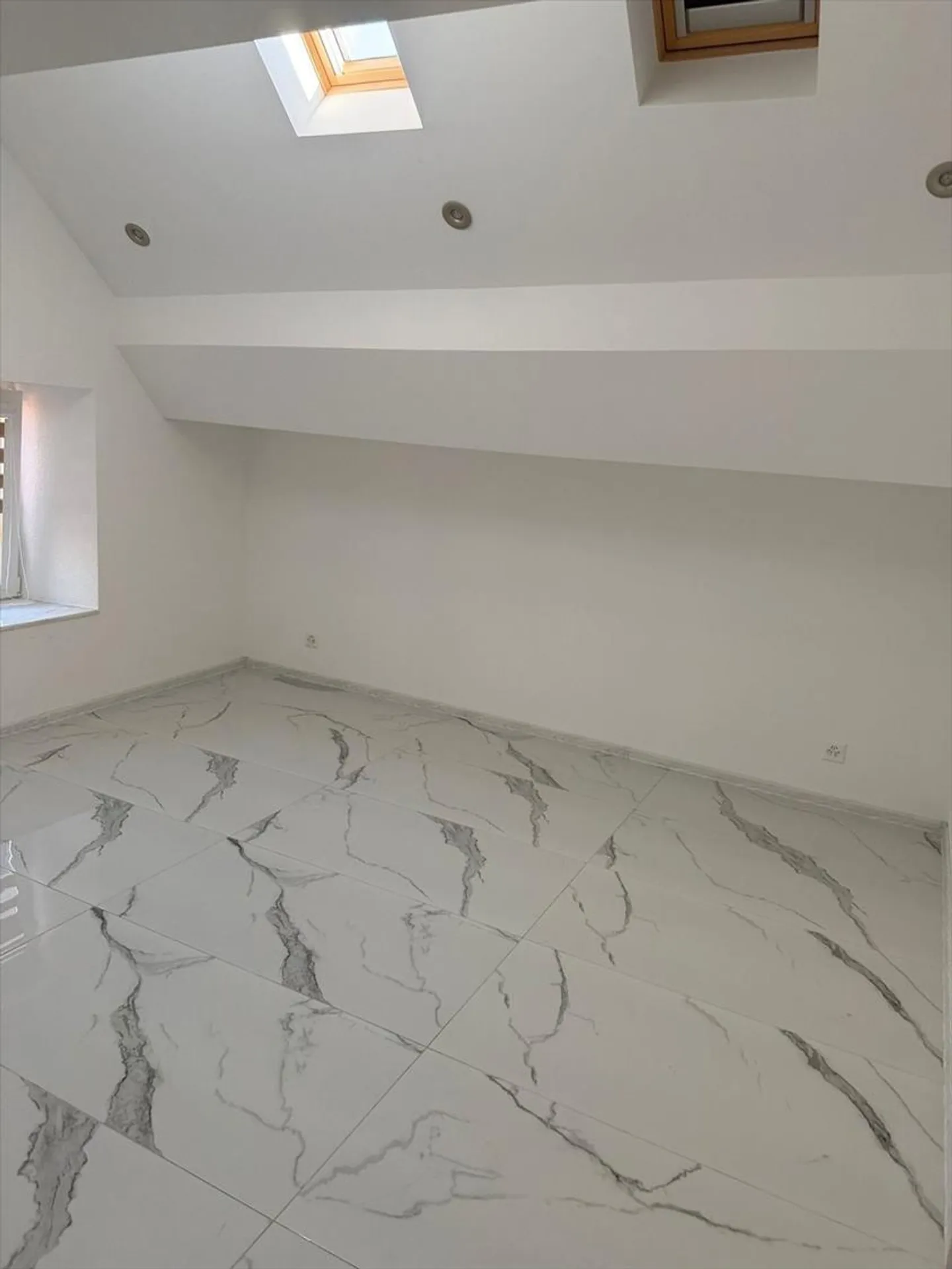 Magnificent and charming 5-room duplex in a historic building in Agiez - Photo 8 of 9