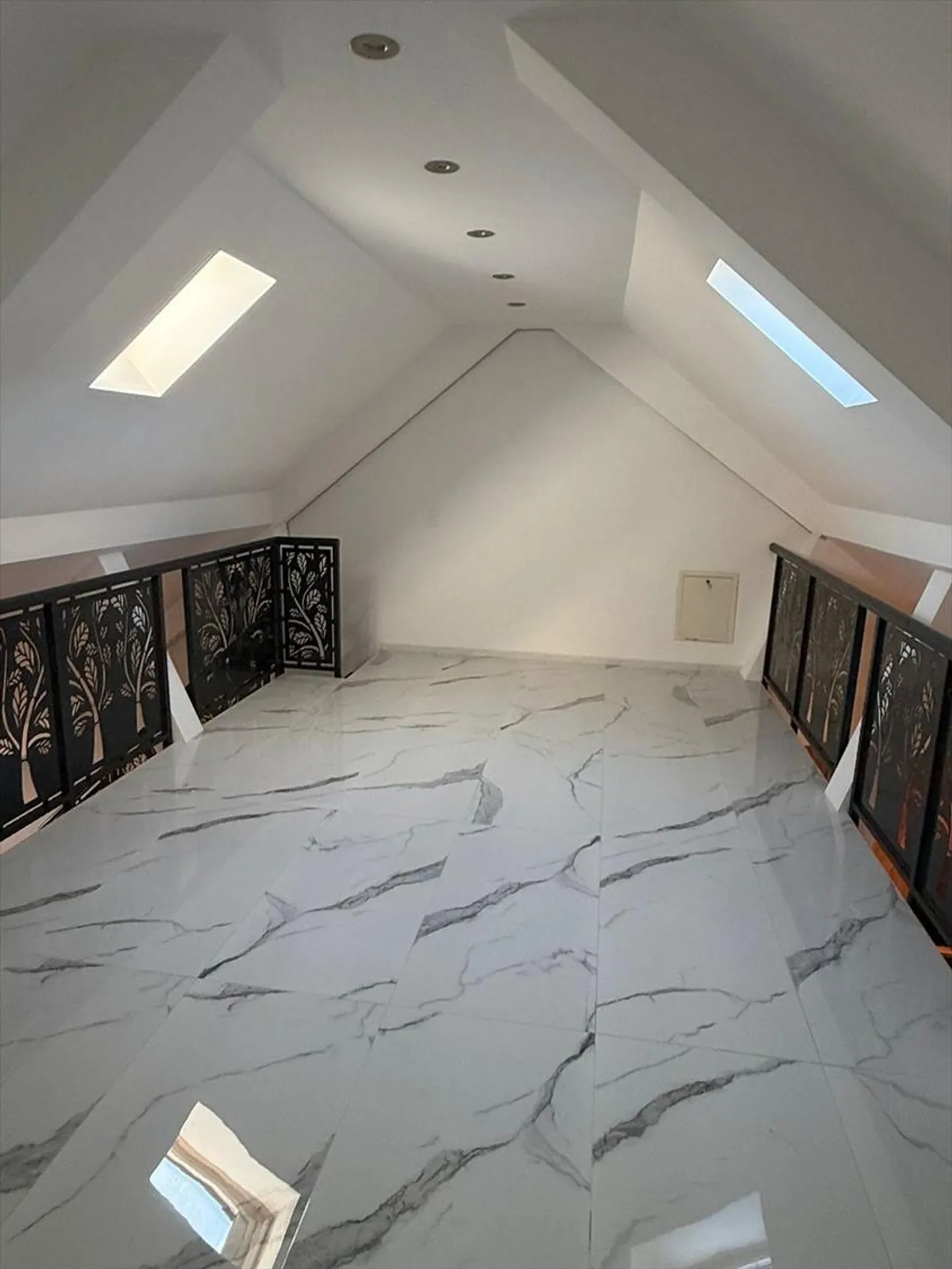 Magnificent and charming 5-room duplex in a historic building in Agiez - Photo 6 of 9