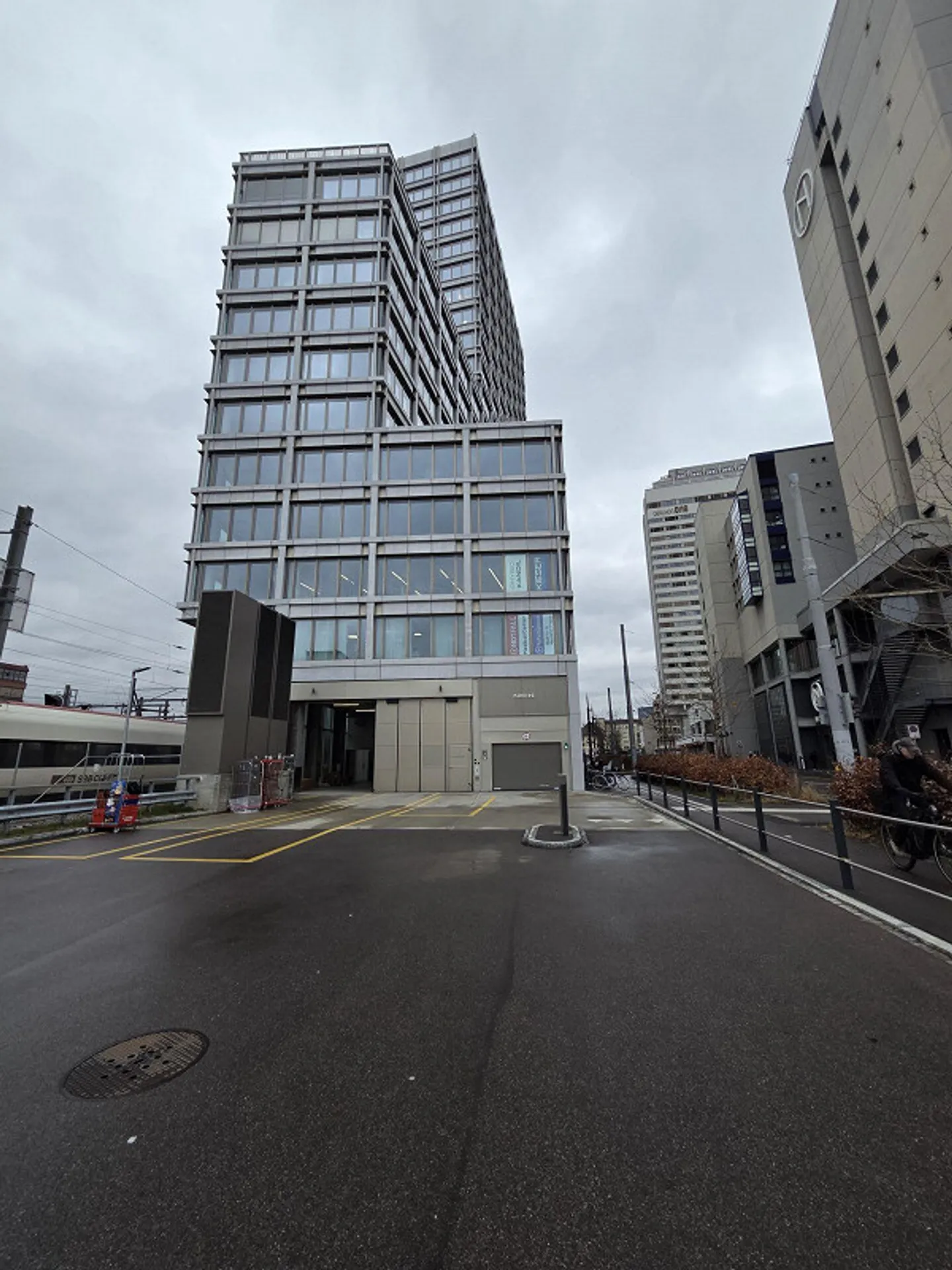 Parking directement à la gare d'Oerlikon - Photo 1 sur 2