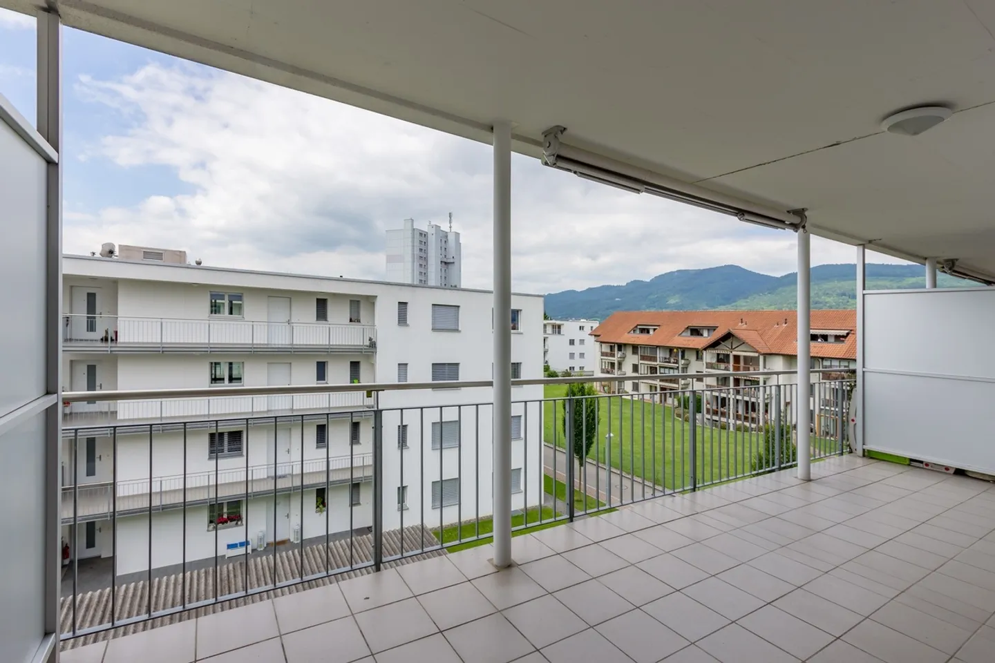 Modern Apartment with Balcony - Photo 7 of 8