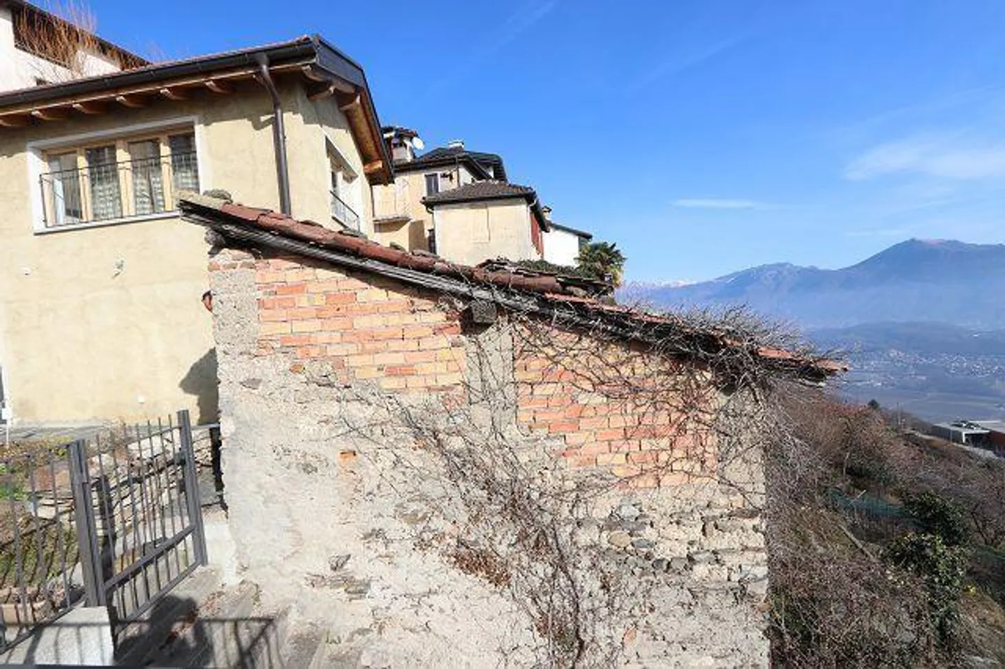 Piccolo rustico da ristrutturare in una posizione meravigliosa con una vista spettacolare - Foto 1 di 9
