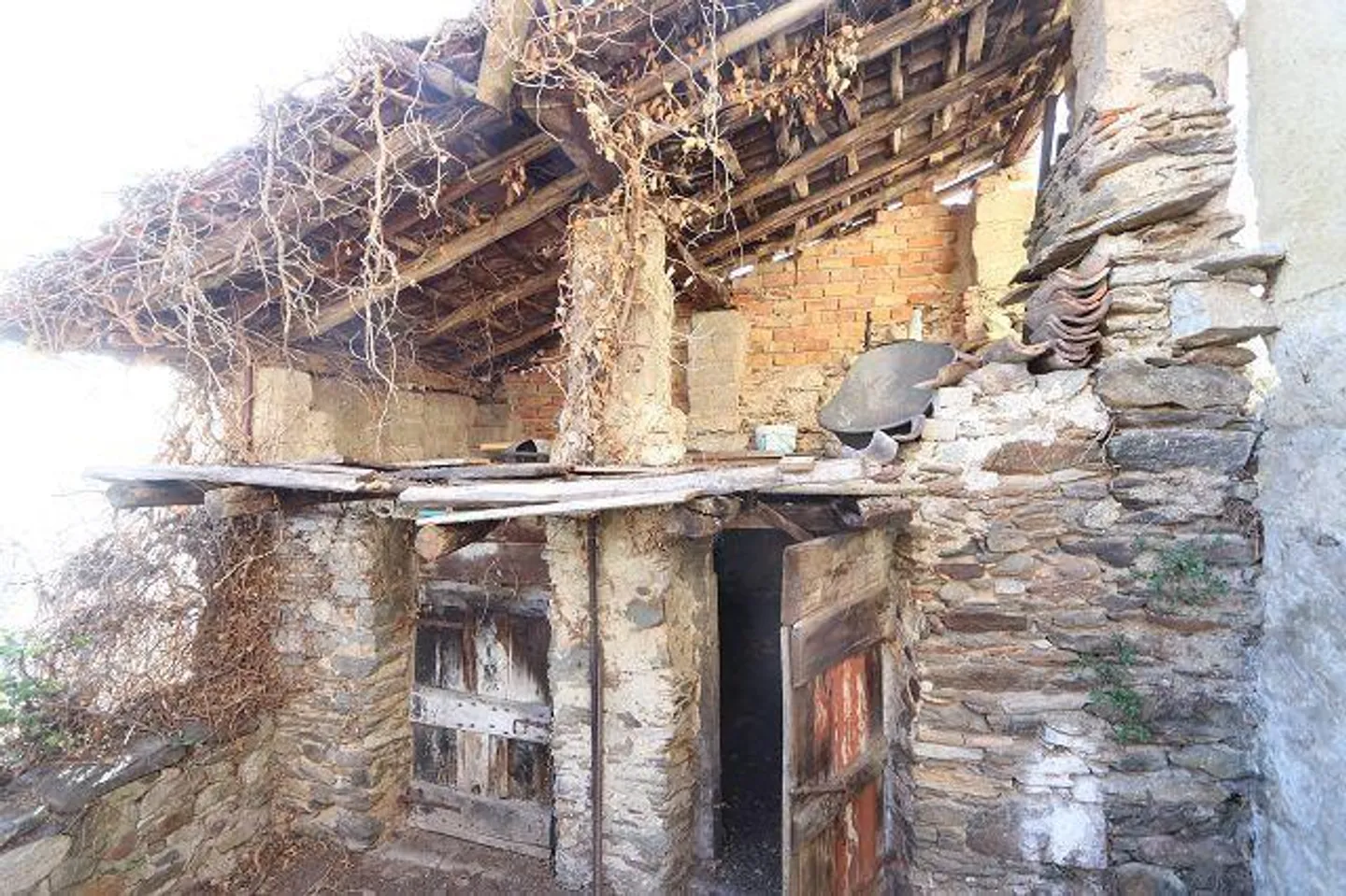 Piccolo rustico da ristrutturare in una posizione meravigliosa con una vista spettacolare - Foto 2 di 9