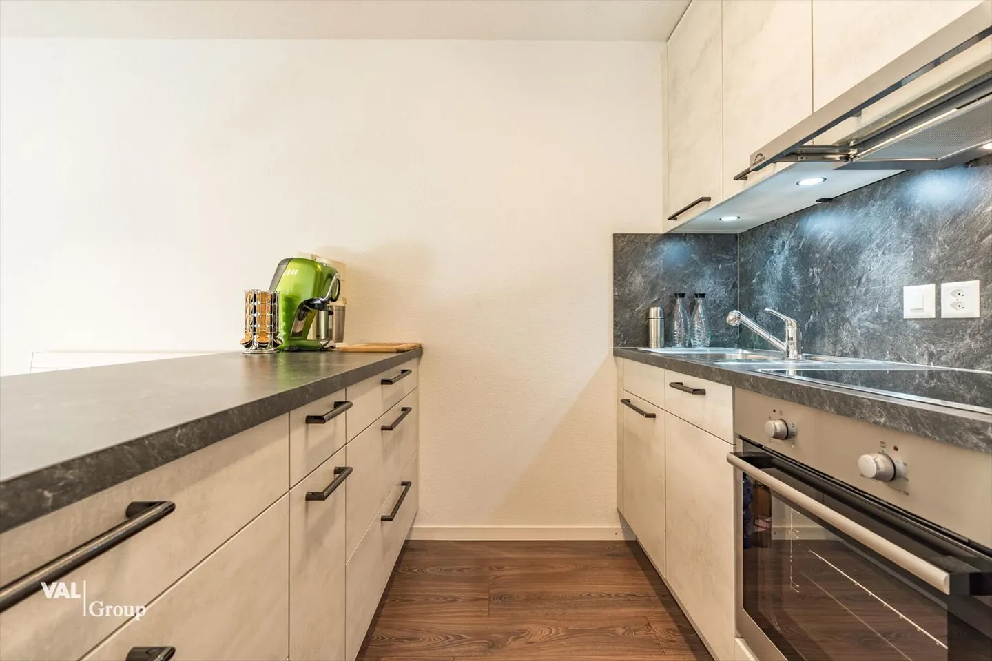 Renovierte Wohnung mit Tiefgarage und Panoramasicht - Foto 3 von 10