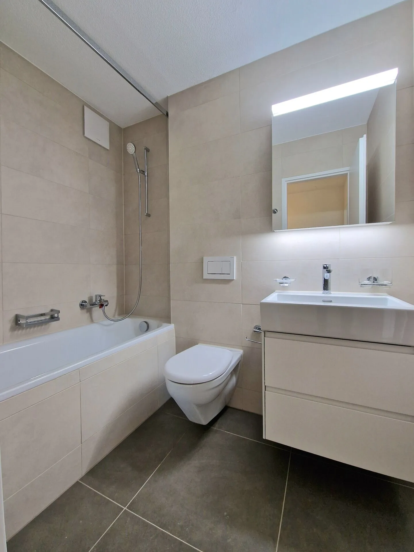 PREMIÈRE OCCUPATION Appartement 4.5 pièces - entièrement rénové - 2 balcons - emplacement calme à Soleure - Photo 16 sur 21