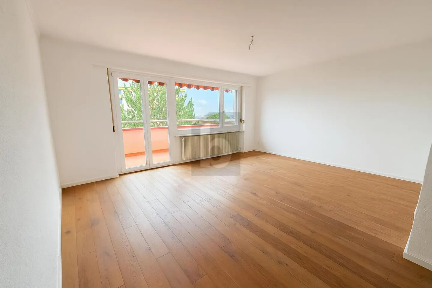 VOLLSTÄNDIG RENOVIERT, OBERSTE ETAGE MIT BALKON - Foto 3 von 6