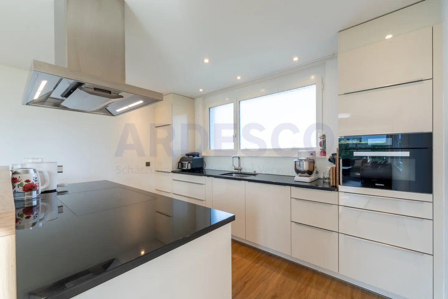 Elegant Ground Floor Apartment - Photo 3 of 14