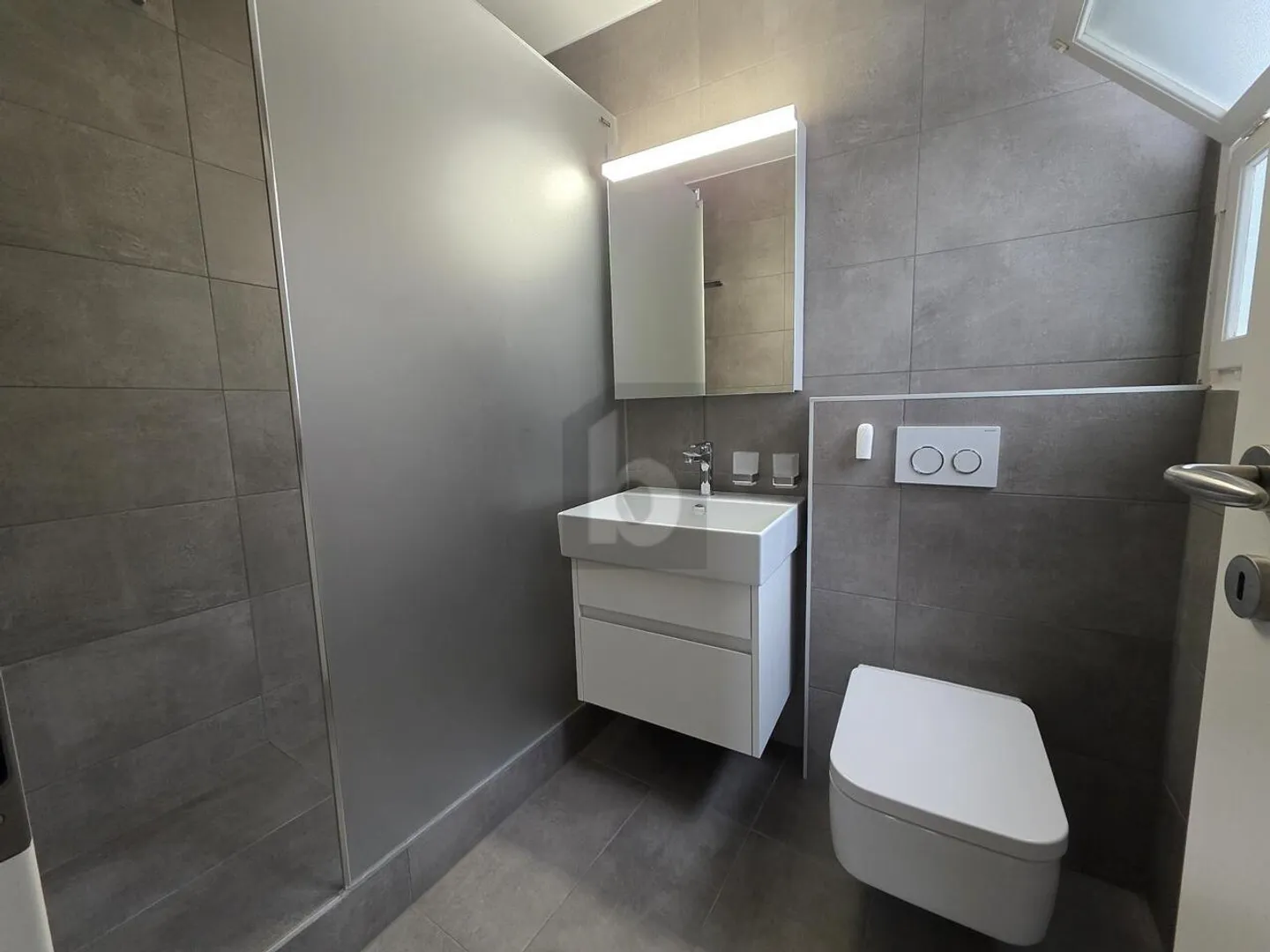 VOLLSTÄNDIG RENOVIERT, OBERSTE ETAGE MIT BALKON - Foto 5 von 6