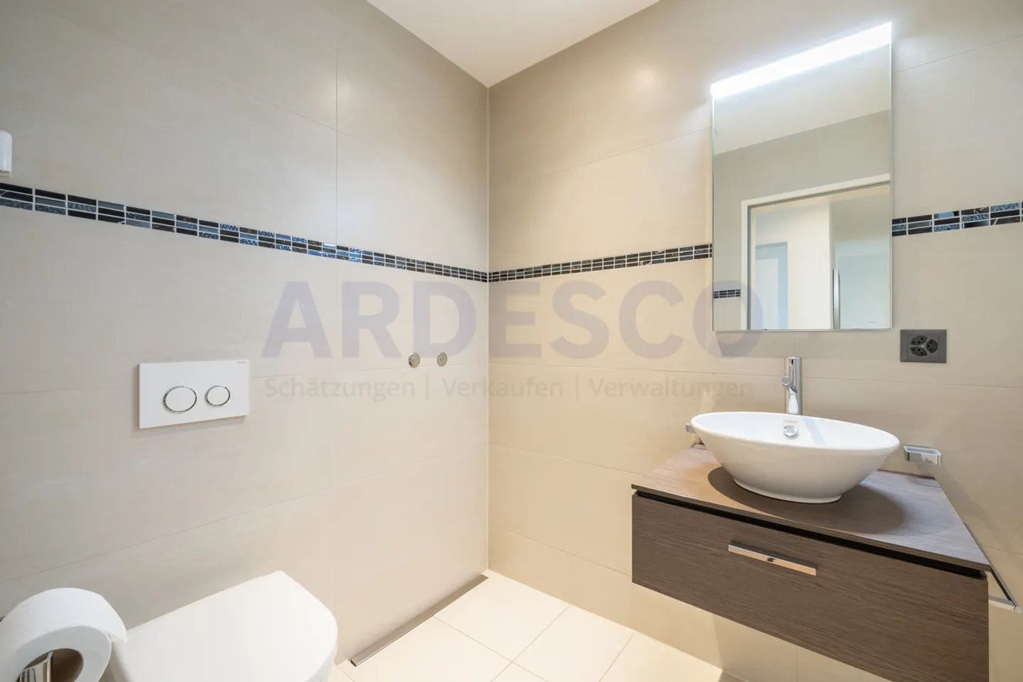 Elegant Ground Floor Apartment - Photo 10 of 14