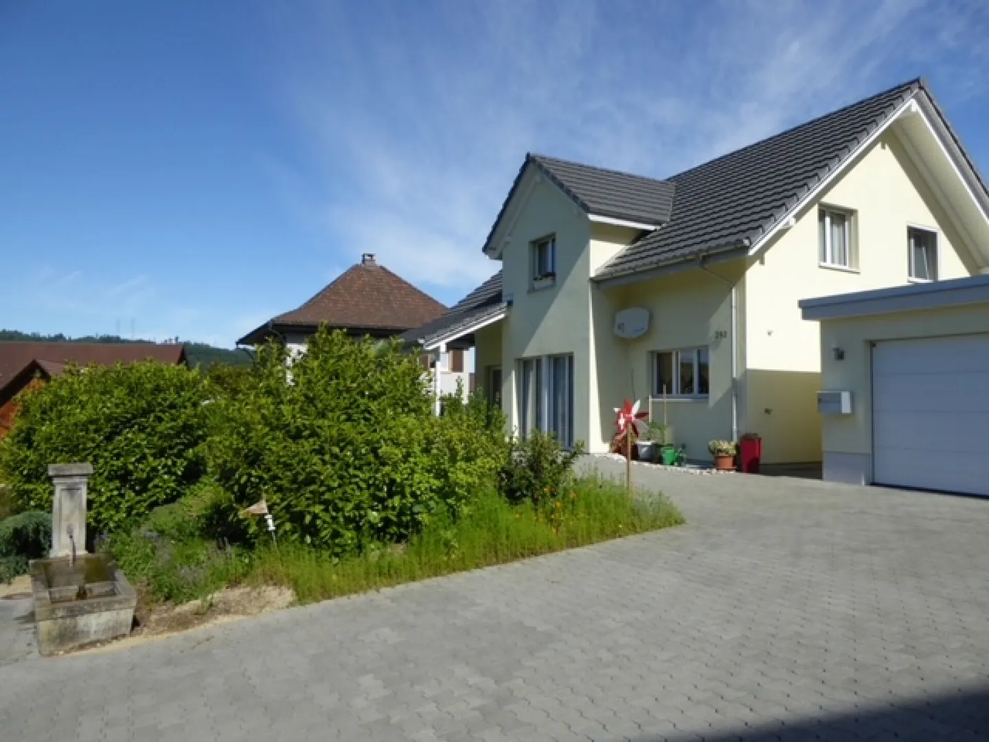 Detached single-family house with double garage - Photo 1 of 4