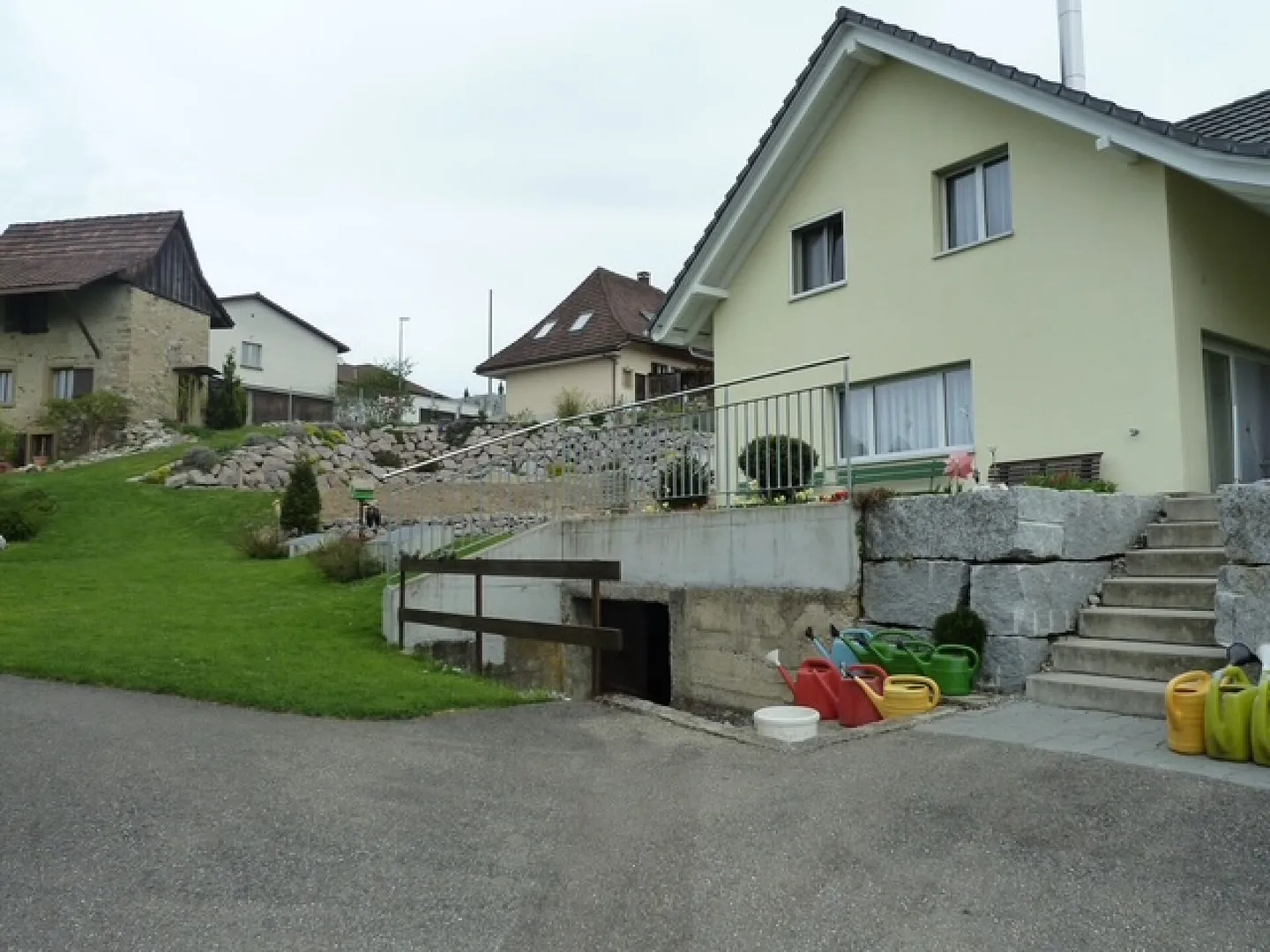 Detached single-family house with double garage - Photo 2 of 4