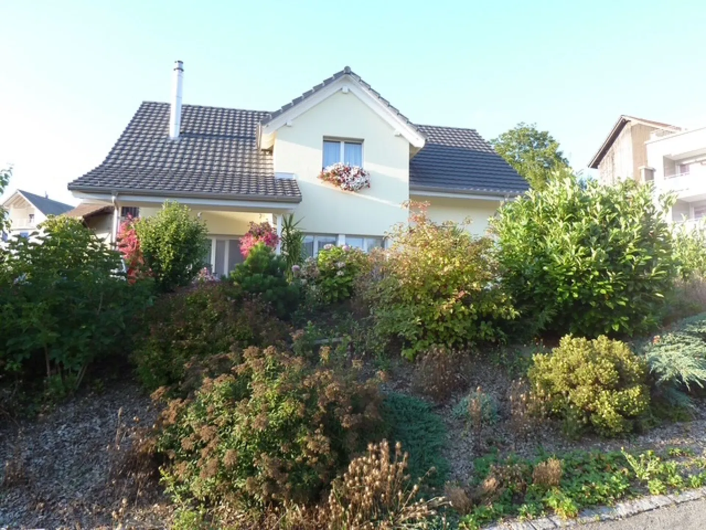 Detached single-family house with double garage - Photo 3 of 4