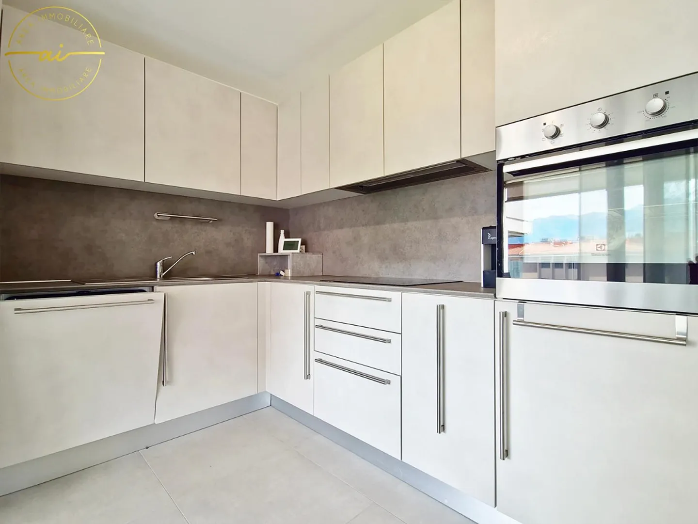 Appartamento moderno con ampia terrazza - Foto 4 di 11