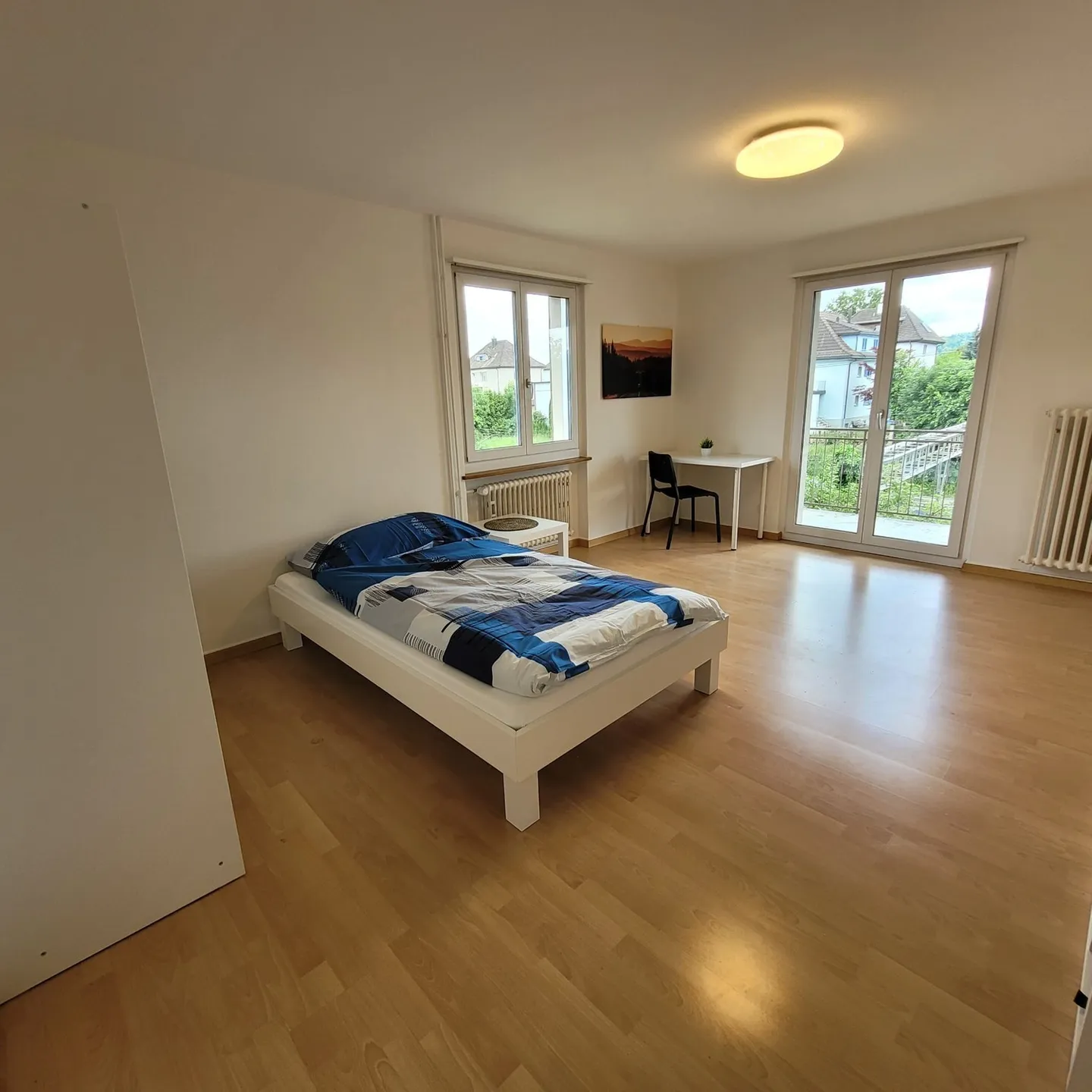 Modern möbliertes Zimmer - Foto 1 von 3