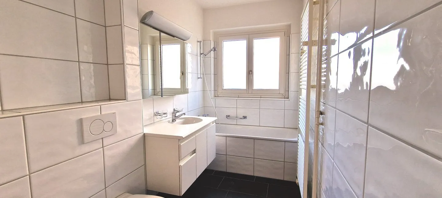 Modern möbliertes Zimmer - Foto 2 von 3