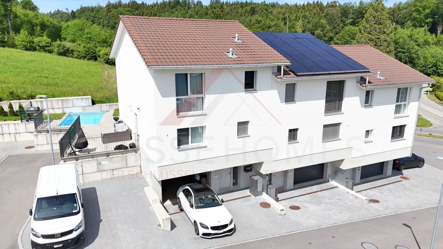 Sensazione di vacanza nella propria casa - casa a schiera quasi nuova di 5,5 stanze con piscina e giardino - Foto 1 di 24