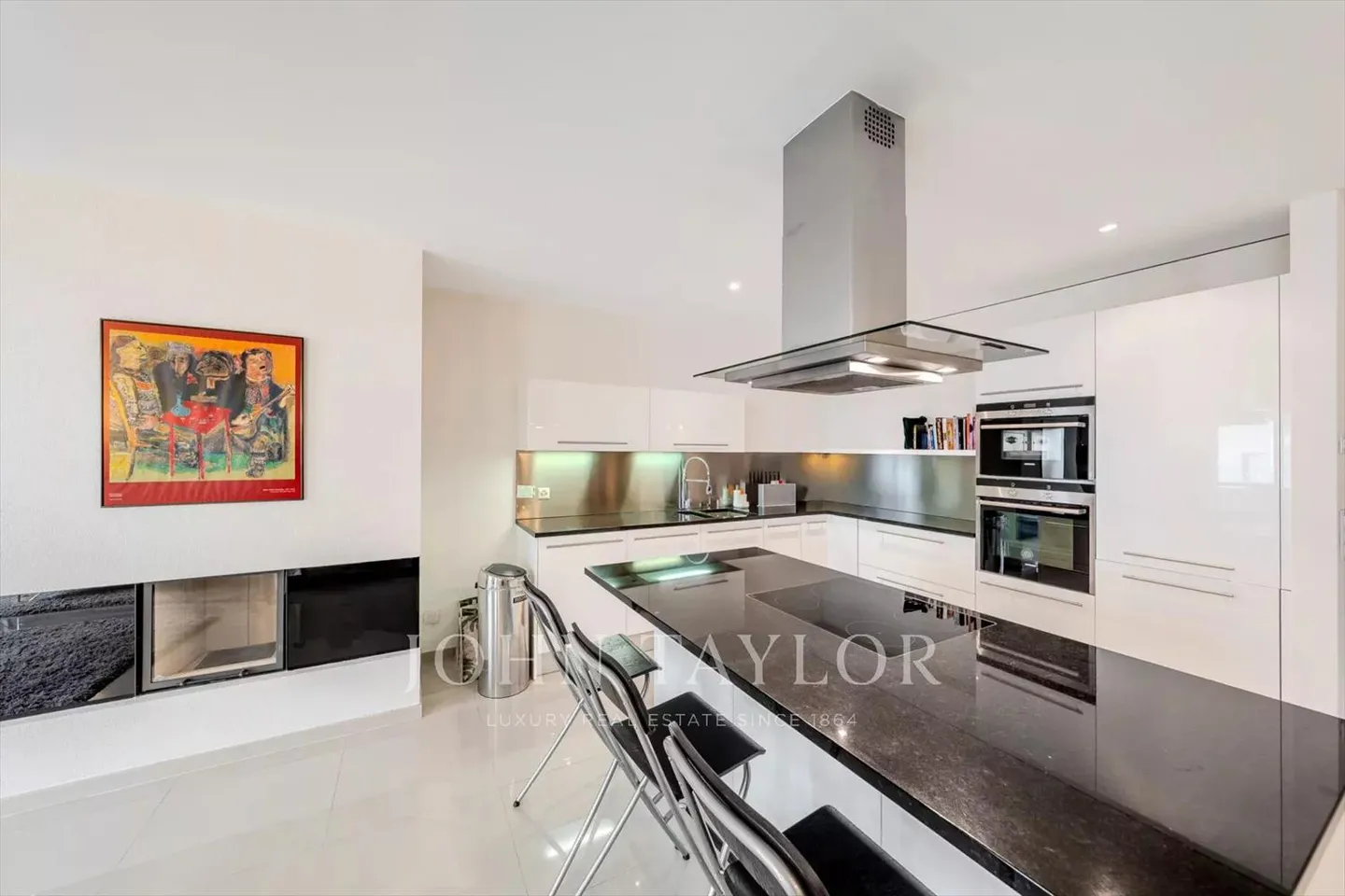 Superb apartment ideally located in the heart of Montreux, just steps from the lake - Photo 3 of 10