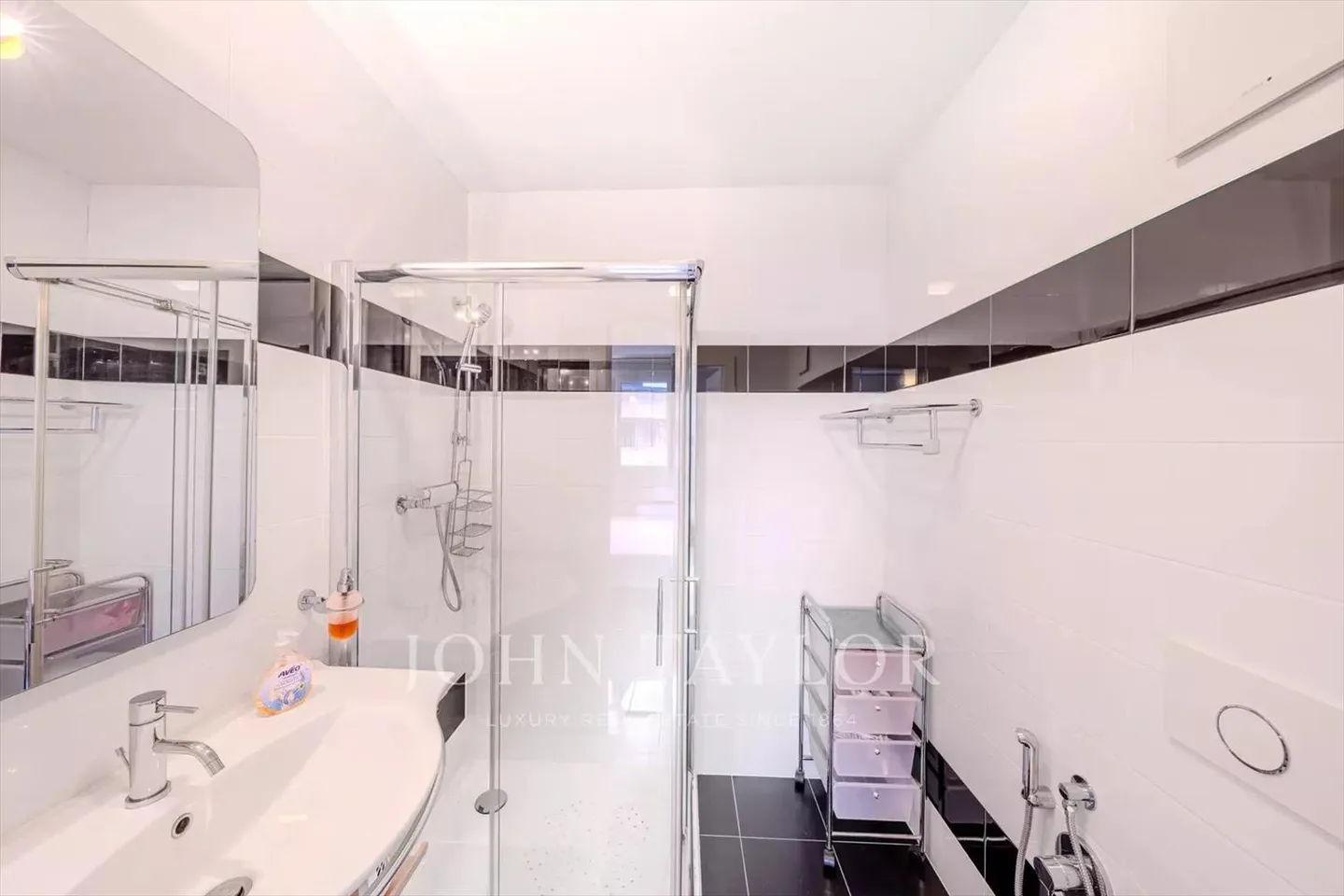 Superb apartment ideally located in the heart of Montreux, just steps from the lake - Photo 9 of 10