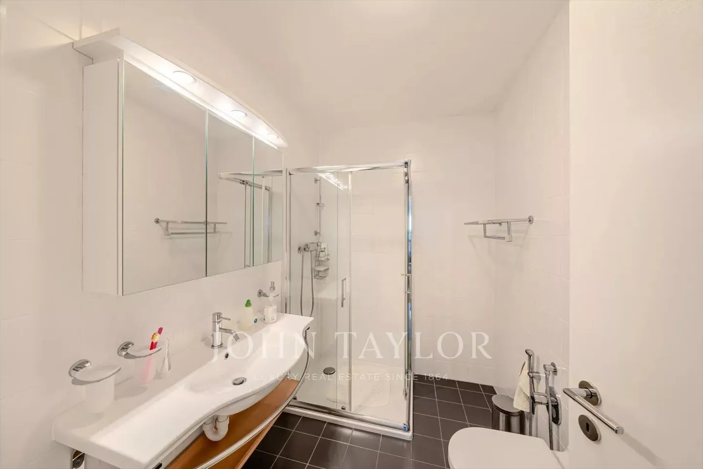 Superb apartment ideally located in the heart of Montreux, just steps from the lake - Photo 6 of 10