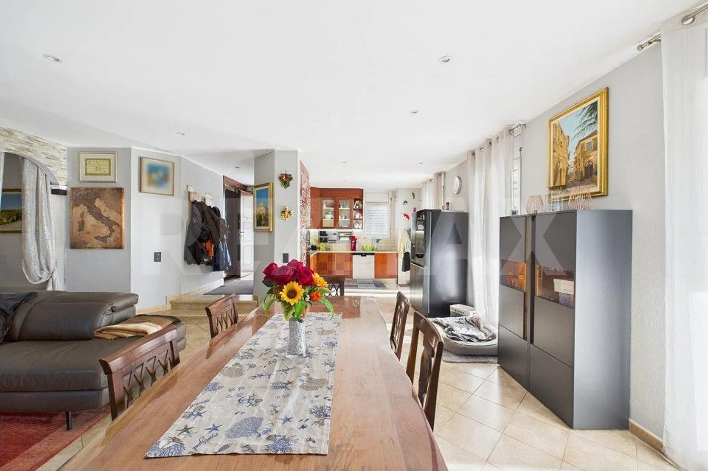 Maison jumelée avec de grands espaces intérieurs et extérieurs - Photo 6 sur 13