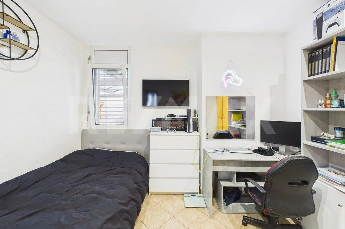 Maison jumelée avec de grands espaces intérieurs et extérieurs - Photo 9 sur 13