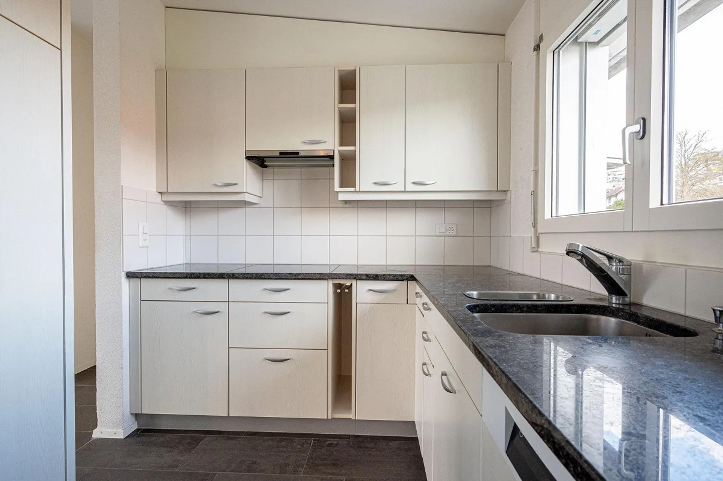 Bright 4.5-room attic apartment with terrace in Boll/Vechigen for rent - Photo 3 of 13