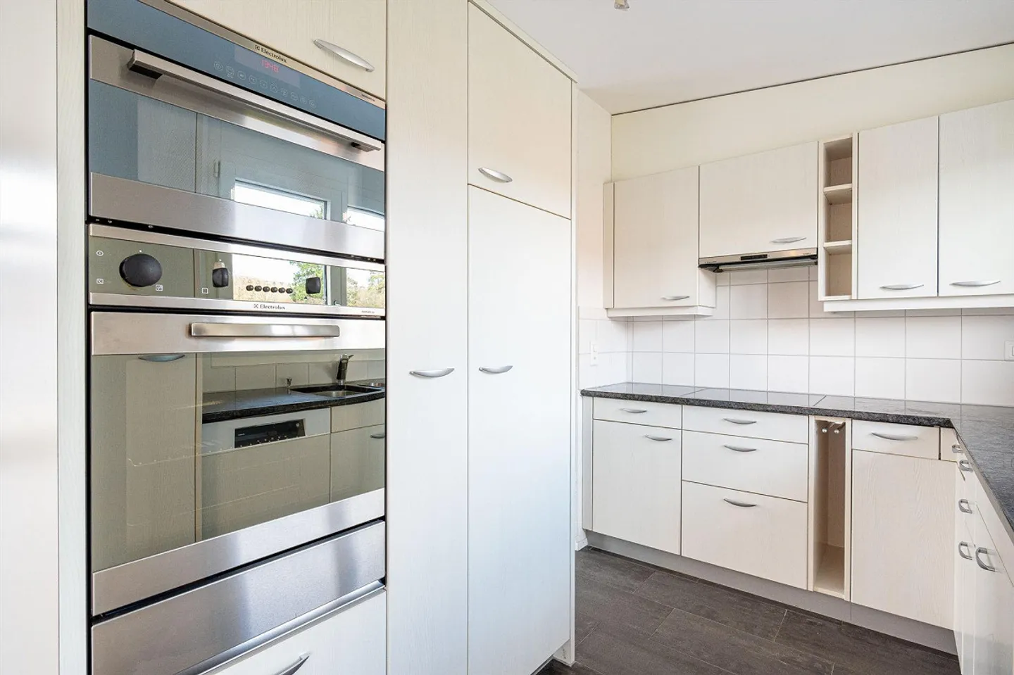 Bright 4.5-room attic apartment with terrace in Boll/Vechigen for rent - Photo 2 of 13