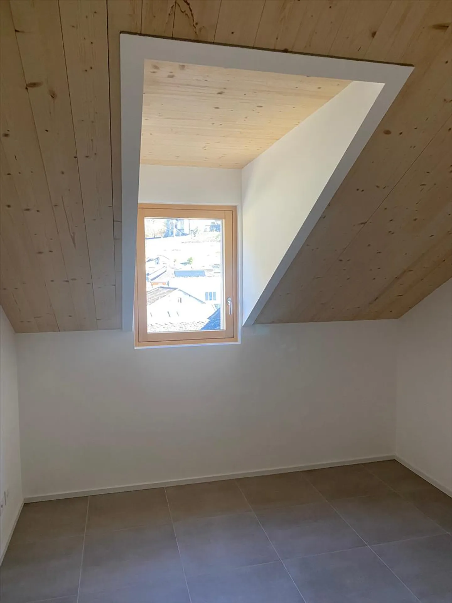 Attique fascinant à Biasca, récemment construit - Photo 4 sur 10