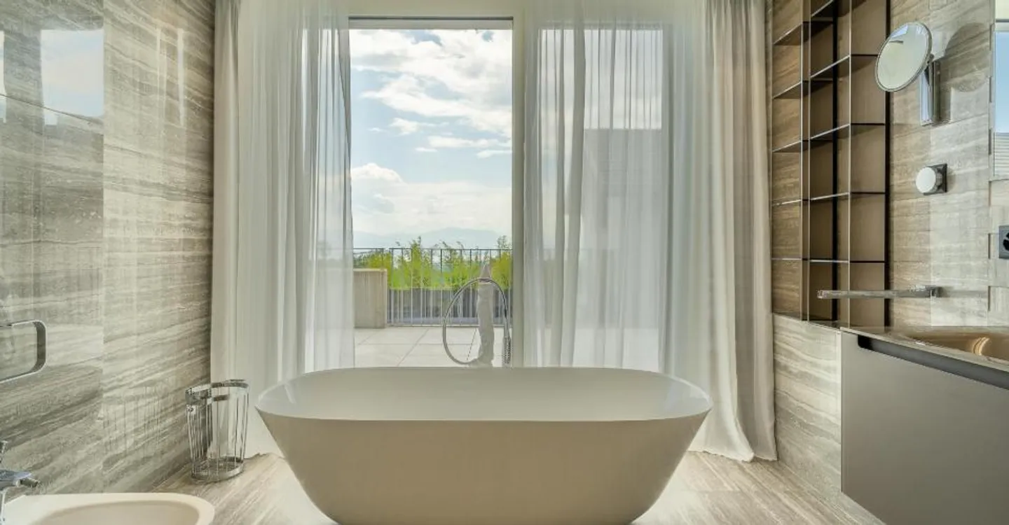 Grande villa contemporanea con 5 camere da letto con bagno privato - Foto 1 di 16