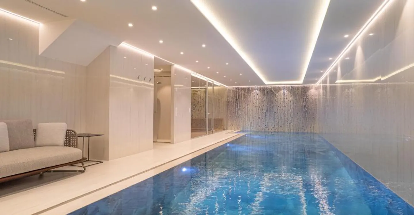 Grande villa contemporanea con 5 camere da letto con bagno privato - Foto 2 di 16